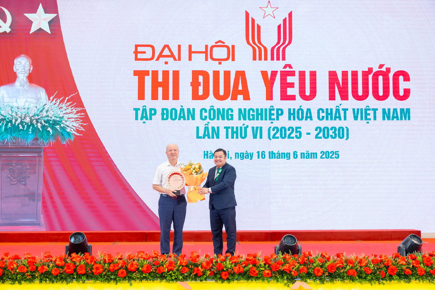 Ông Phùng Quang Hiệp - Chủ tịch HĐTV Vinachem tặng hoa và Kỷ niệm chương cho ông Nguyễn Phú Cường- nguyên Chủ tịch HĐTV Vinachem "Nhà Lãnh đạo xuất sắc, tiêu biểu đã có nhiều đóng góp vào sự phát triển của Tập đoàn Công nghiệp Hóa chất Việt Nam"