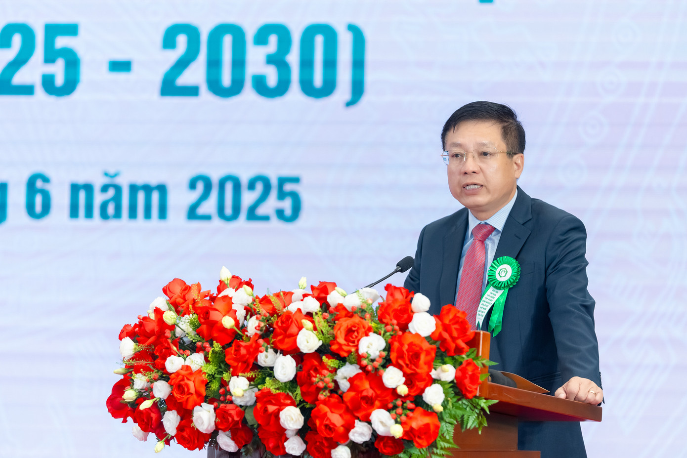 Thứ trưởng Bộ Tài chính Hồ Sỹ Hùng ghi nhận và đánh giá cao nỗ lực vượt khó, duy trì ổn định sản xuất kinh doanh của Vinachem trong giai đoạn đầy thách thức 2020–2025.