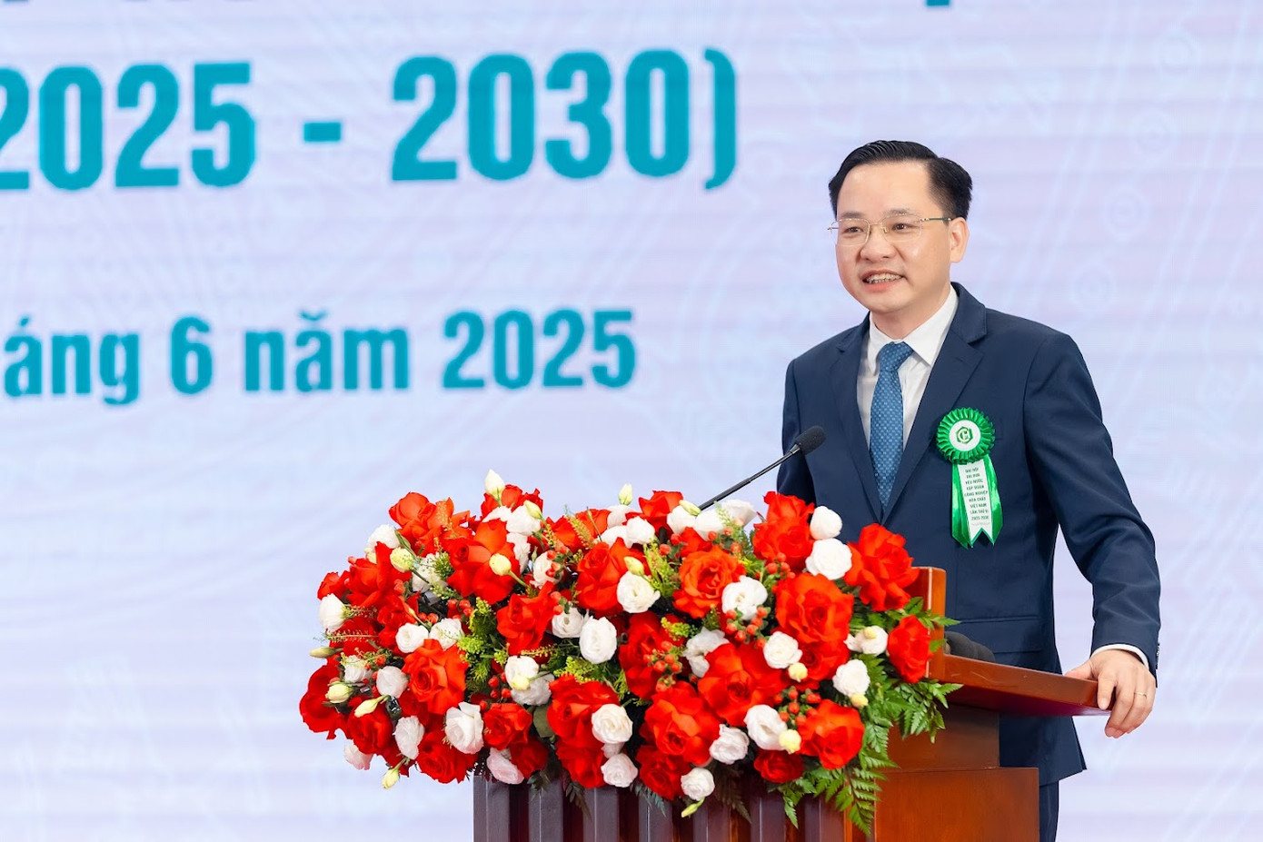 Ông Nguyễn Hữu Tú - Tổng giám đốc Vinachem phát biểu tại Đại hội.