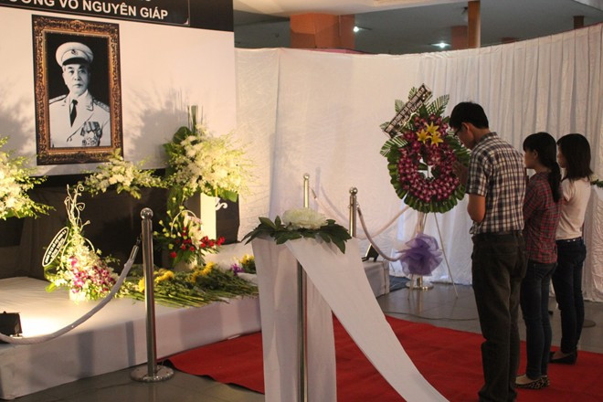  Nhiều nhóm bạn trẻ biết và đến viếng Đại tướng 