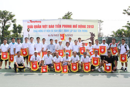 Các đội chơi chụp ảnh lưu niệm của Ban tổ chức và nhà tài trợ