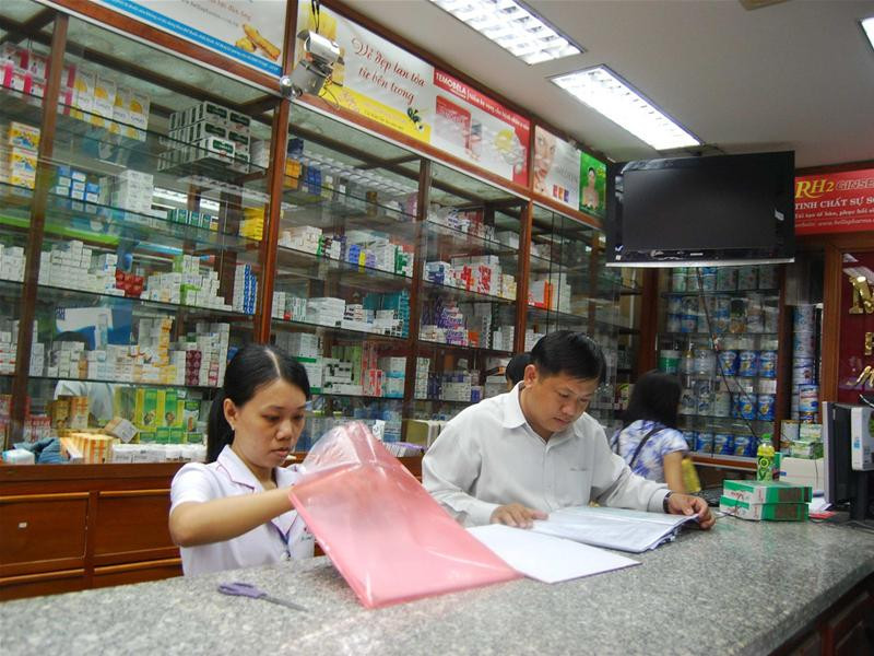 Kiểm tra giá thuốc tại một nhà thuốc ở TPHCM - Ảnh: L.N