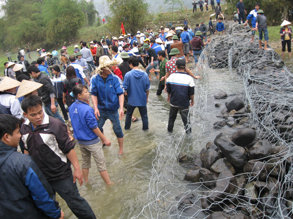 Bạn trẻ chuyển quà lên đảo ở Trường Sa. Ảnh: TP