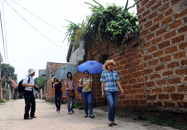 Đến Đường Lâm, ta ngỡ ngàng trước một làng cổ còn lưu giữ những sắc màu thời gian với một thế giới ẩn chứa nhiều điều bí ẩn dần được hé mở. 