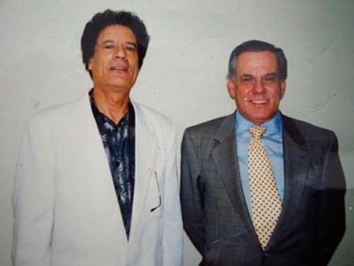 Ông Gaddafi (trái) và tiến sĩ Liacyr Ribeiro (phải). Ảnh: AP. Ông Gaddafi (trái) và tiến sĩ Liacyr Ribeiro (phải). Ảnh: AP