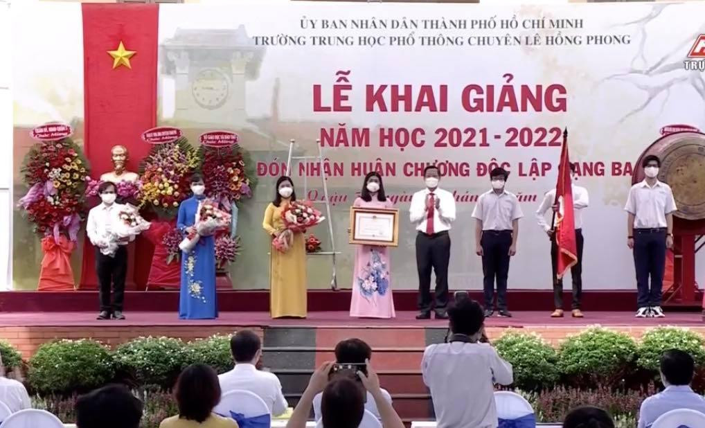 Lễ khai giảng năm học 2021 - 2022 của TP.HCM được tổ chức tại trường THPT chuyên Lê Hồng Phong (Quận 5), phát sóng trực tiếp trên truyền hình. Lễ khai giảng năm học 2021 - 2022 của TP.HCM được tổ chức tại trường THPT chuyên Lê Hồng Phong (Quận 5), phát sóng trực tiếp trên truyền hình.