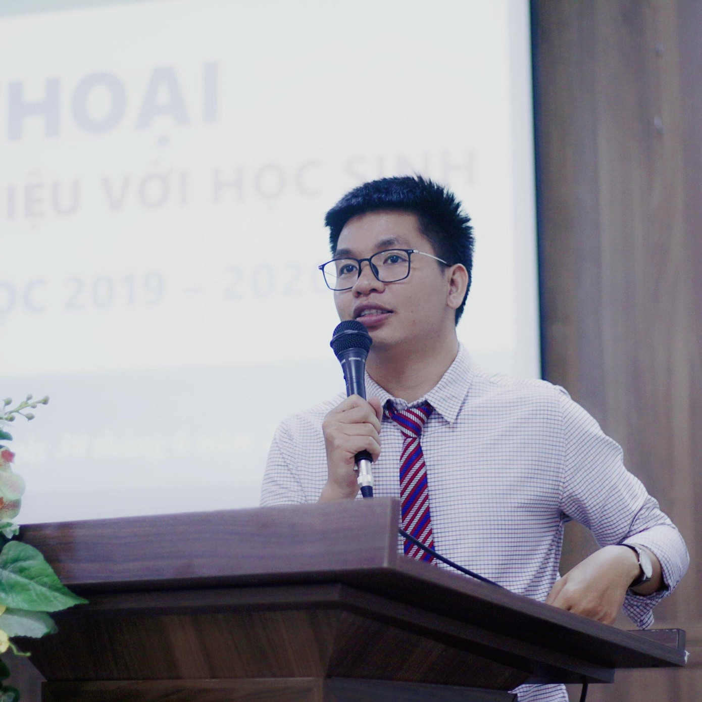 Thầy Ba cho rằng vai trò của người giáo viên "thời đại dịch" không còn là "cầm tay chỉ việc" mà là hoàn thiện kiến thức và tư duy cho học sinh - Ảnh: NVCC. Thầy Ba cho rằng vai trò của người giáo viên "thời đại dịch" không còn là "cầm tay chỉ việc" mà là hoàn thiện kiến thức và tư duy cho học sinh - Ảnh: NVCC.