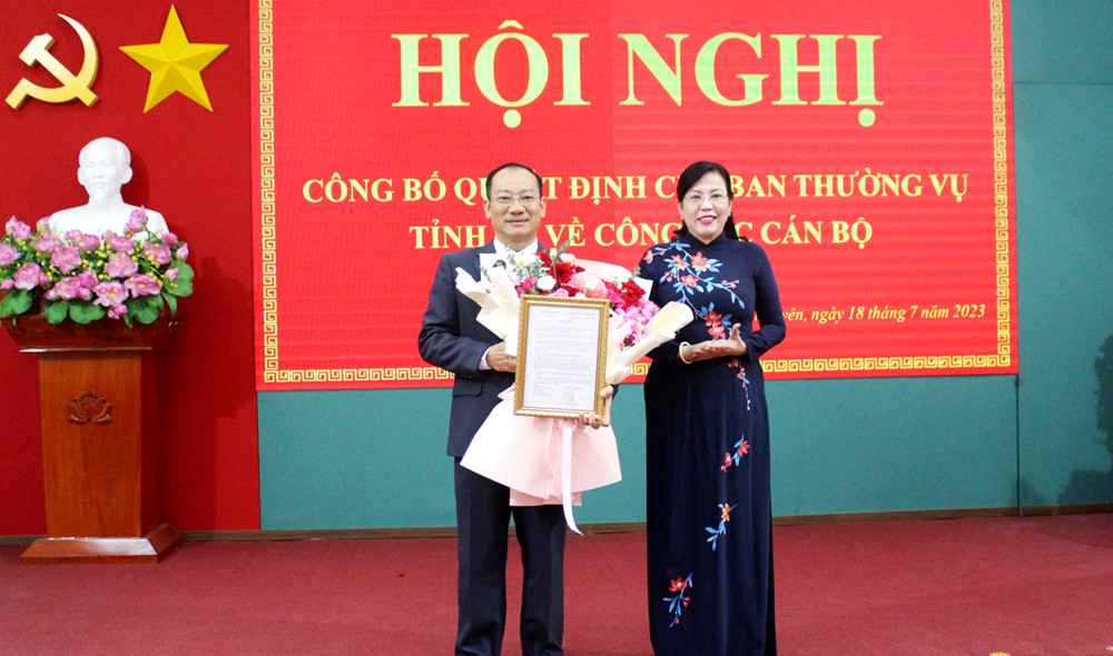 Đồng chí Bí thư Tỉnh ủy Nguyễn Thanh Hải trao quyết định và tặng hoa chúc mừng đồng chí Nguyễn Mạnh Hà. Đồng chí Bí thư Tỉnh ủy Nguyễn Thanh Hải trao quyết định và tặng hoa chúc mừng đồng chí Nguyễn Mạnh Hà.