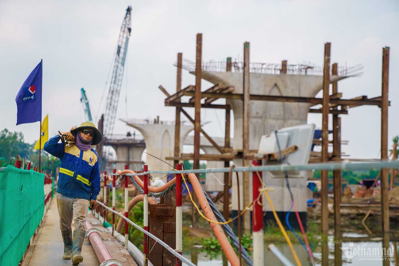 Công nhân hoàn thành cọc khoan nhồi trụ từ T4 đến T13, thi công các bệ, thân trụ từ T4 đến T7 và T9, tiếp tục triển khai cọc khoan nhồi trụ T10... của gói thầu số 11.