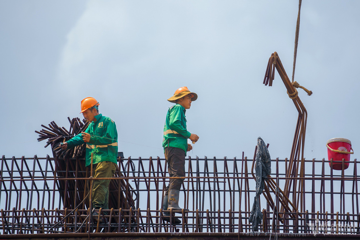 Theo Ban QLDA công trình giao thông Đồng Nai, hiện trên công trường có 5 gói thầu chính. Công nhân được chia thành nhiều mũi thi công. Trong đó, một số triển khai phần đường, số khác làm trụ và mố cầu. Ngoài ra còn có một số công nhân làm việc trên các sà lan, thi công các hạng mục giữa mặt sông.