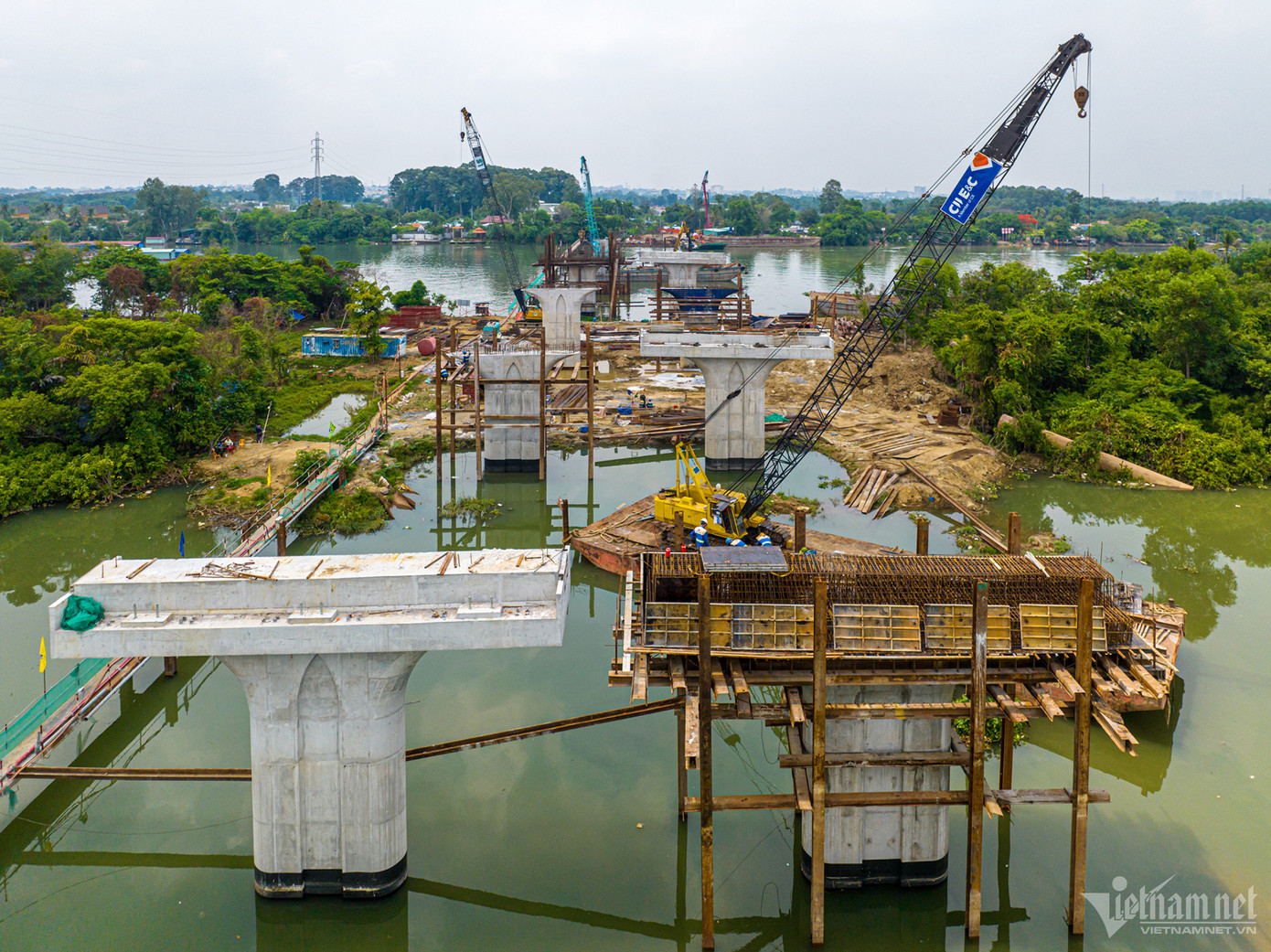 Theo thiết kế, cầu Thống Nhất có quy mô từ 6-10 làn xe, bề rộng 45-95m, chiều dài khoảng 765m. Trong đó, cầu chính dài 559m.