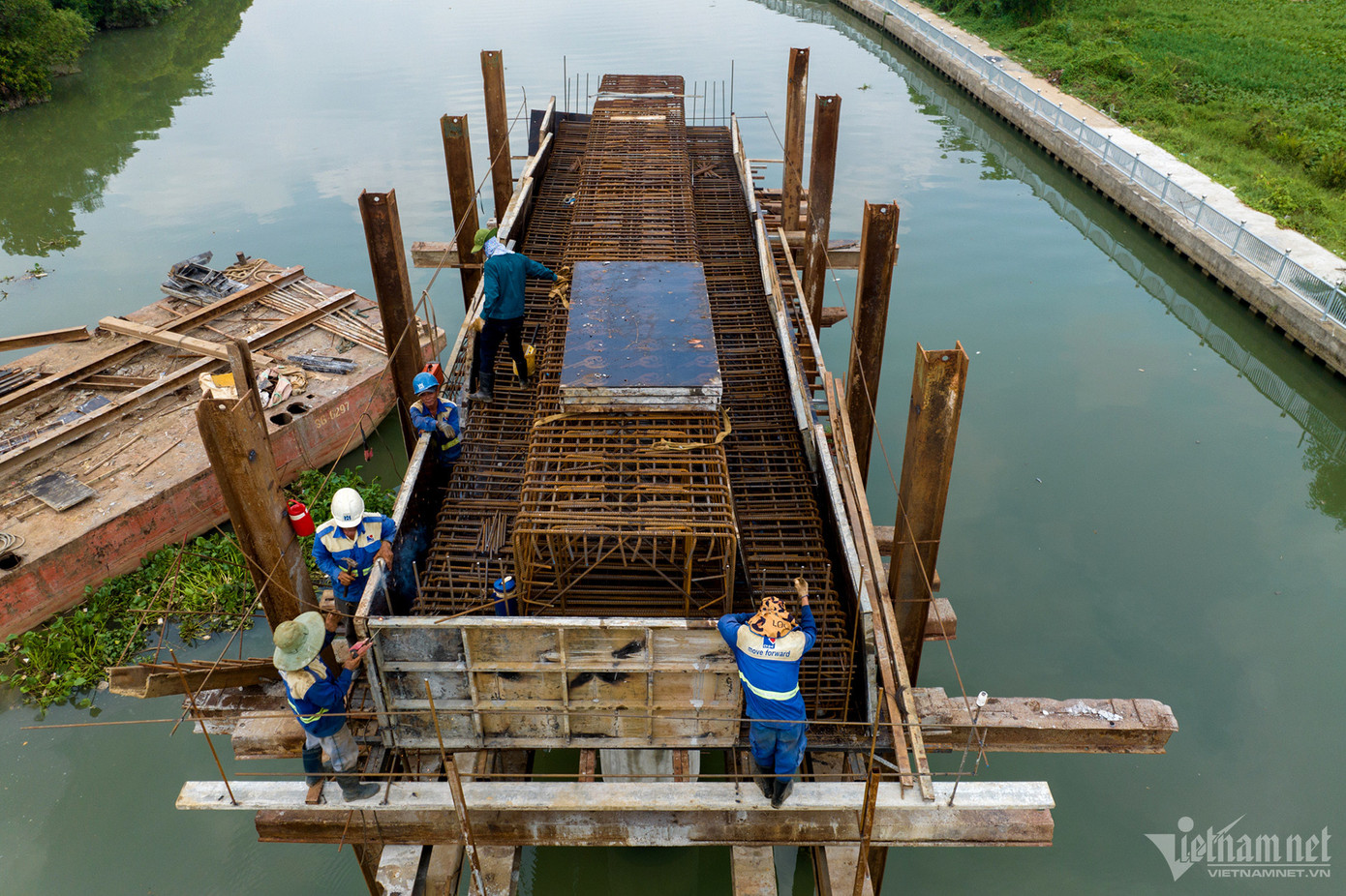 Do vẫn gặp nhiều khó khăn vì thiếu mặt bằng, hiện tại, công nhân chỉ thi công được một đoạn đường dẫn phía phường Hiệp Hòa (trên cù lao Cỏ). Còn tại các vị trí khác, mặt bằng không liền khoảnh nên không thể triển khai.