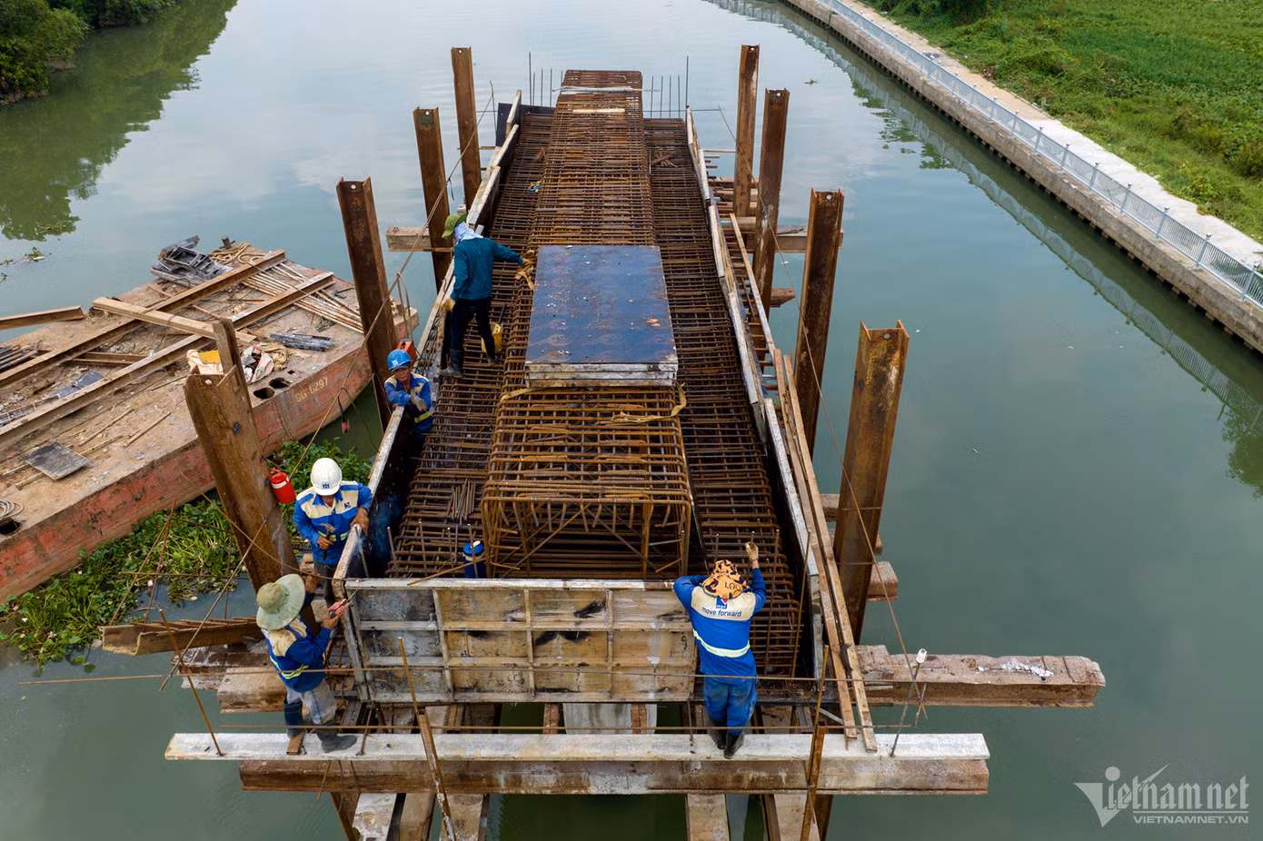 Do vẫn gặp nhiều khó khăn vì thiếu mặt bằng, hiện tại, công nhân chỉ thi công được một đoạn đường dẫn phía phường Hiệp Hòa (trên cù lao Cỏ). Còn tại các vị trí khác, mặt bằng không liền khoảnh nên không thể triển khai.