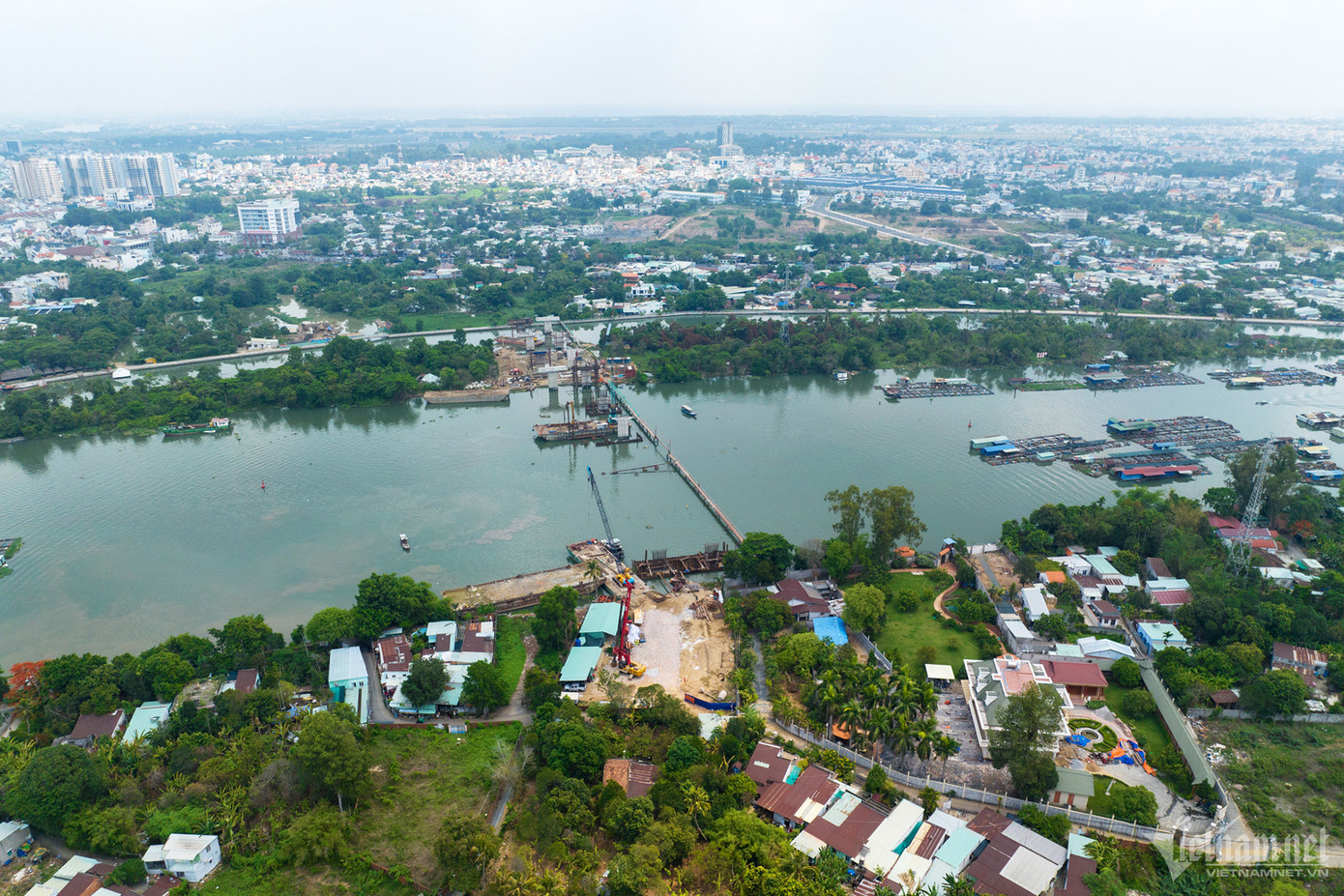 Cầu Thống Nhất cắt ngang qua cù lao Cỏ, đóng vai trò kết nối phường Thống Nhất với phường Hiệp Hòa, có tổng vốn đầu tư hơn 1.500 tỷ đồng. Riêng công trình thuộc gói thầu số 11 của tuyến đường trục trung tâm TP Biên Hòa có tổng mức đầu tư 479 tỷ đồng. Đơn vị trúng gói thầu này là CTCP Đầu tư xây dựng số 1 Mê Kông, CTCP Xây dựng Hạ tầng CII, CTCP Vinadelta, CTCP SHC.