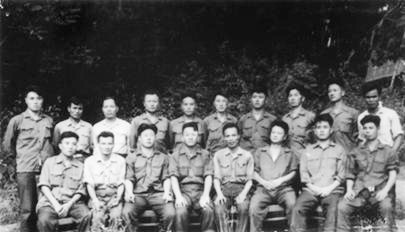 Thiếu tướng Phan Khắc Hy (ngồi hàng đầu, thứ tư từ phải sang) là chính ủy Bộ tư lệnh không quân. Hai bên tướng Hy là đoàn trưởng và đoàn phó đoàn không quân CHDCND Triều Tiên (ảnh nhân vật cung cấp). Thiếu tướng Phan Khắc Hy (ngồi hàng đầu, thứ tư từ phải sang) là chính ủy Bộ tư lệnh không quân. Hai bên tướng Hy là đoàn trưởng và đoàn phó đoàn không quân CHDCND Triều Tiên (ảnh nhân vật cung cấp)