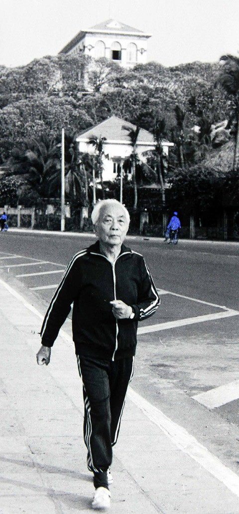 Cũng trong thời gian nghỉ dưỡng tại số 11 Phan Đình Phùng (Vũng Tàu), ngày ngày, Đại tướng đi bộ dọc con đường trên bãi biển để tập thể dục. 