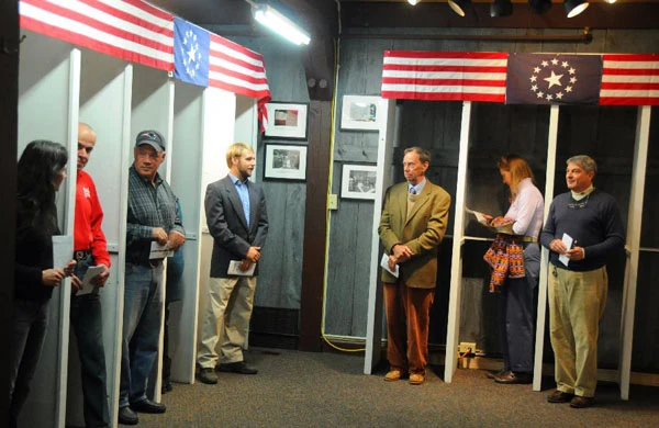 Các cử tri của thị trấn Dixville Notch bỏ phiếu vào lúc nửa đêm