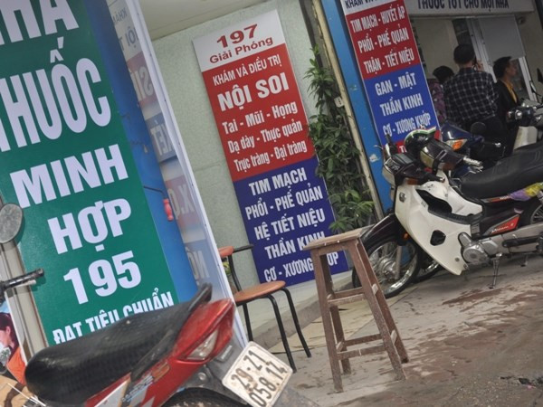 Kín đặc chỗ trên những tấm panô quảng cáo