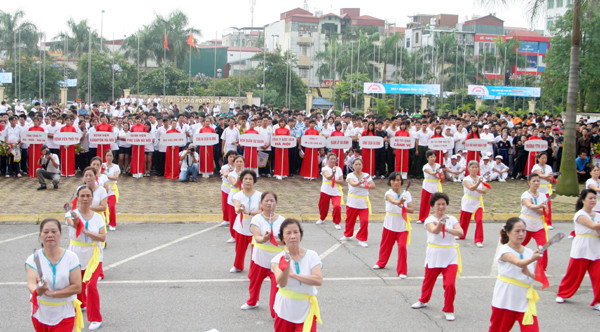 Màn đồng diễn với đao của các cụ 