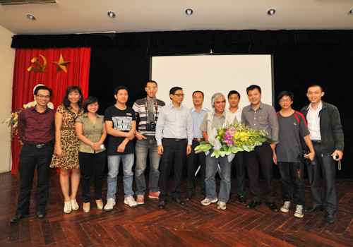 Nhiếp ảnh gia Nick Út (thứ 5 từ phải sang) chụp ảnh lưu niệm cùng Phó TBT và các phóng viên trẻ báo Tiền Phong. Ảnh: Công Khanh