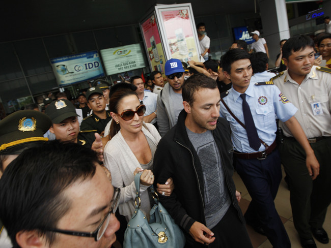 Howie Dorough (áo khoác đen) giữa vòng vây người hâm mộ