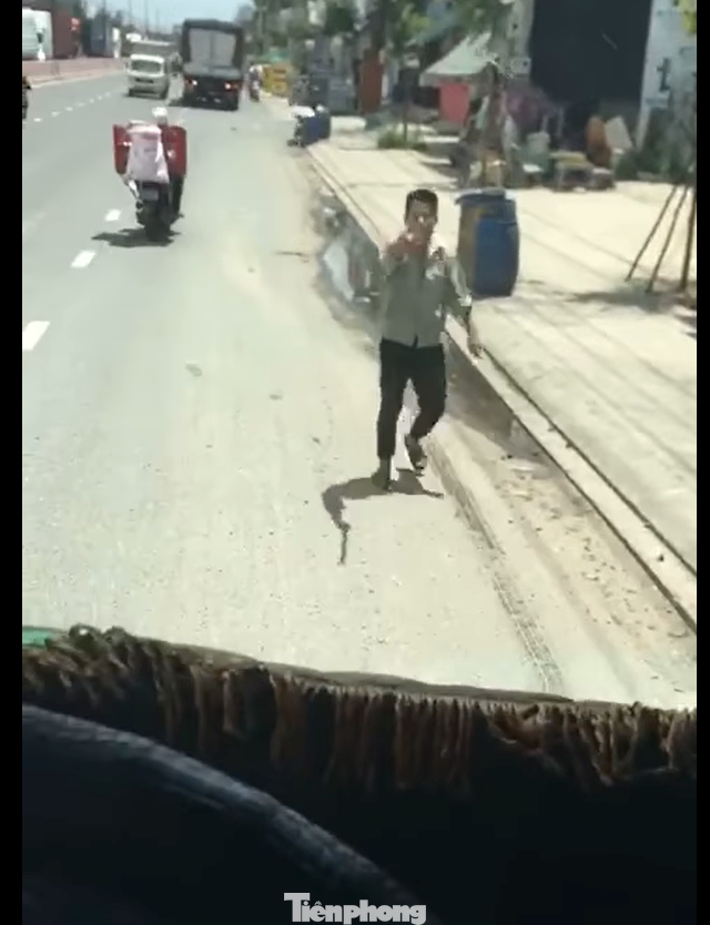 Đối tượng tấn công xe tải Ảnh: cắt từ clip Đối tượng tấn công xe tải Ảnh: cắt từ clip