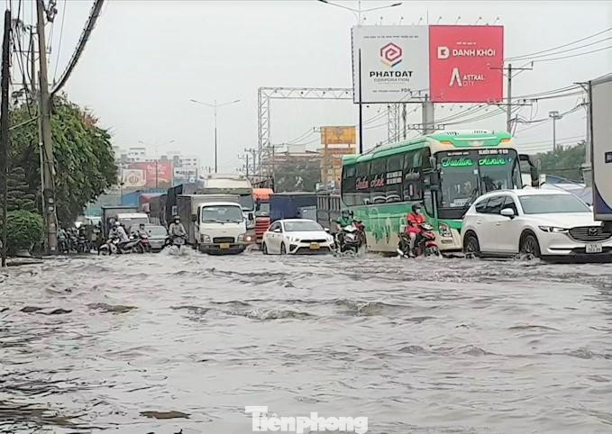 “Cứ trời đổ cơn mưa là đường ngập. Cơn mưa kéo dài từ 1 giờ đồng hồ trở lên, đường sẽ ngập cả mét, tài xế bỏ phương tiện để tìm nơi trú ẩn. Nhiều người đi làm về chạy vào xin trú tạm nhà dân bên đường chờ nước rút”, bà Trần Thị Minh (40 tuổi, sống bên đường Quốc lộ 13 đoạn thuộc phường An Thạnh, TP Thuận An, Bình Dương) cho biết.