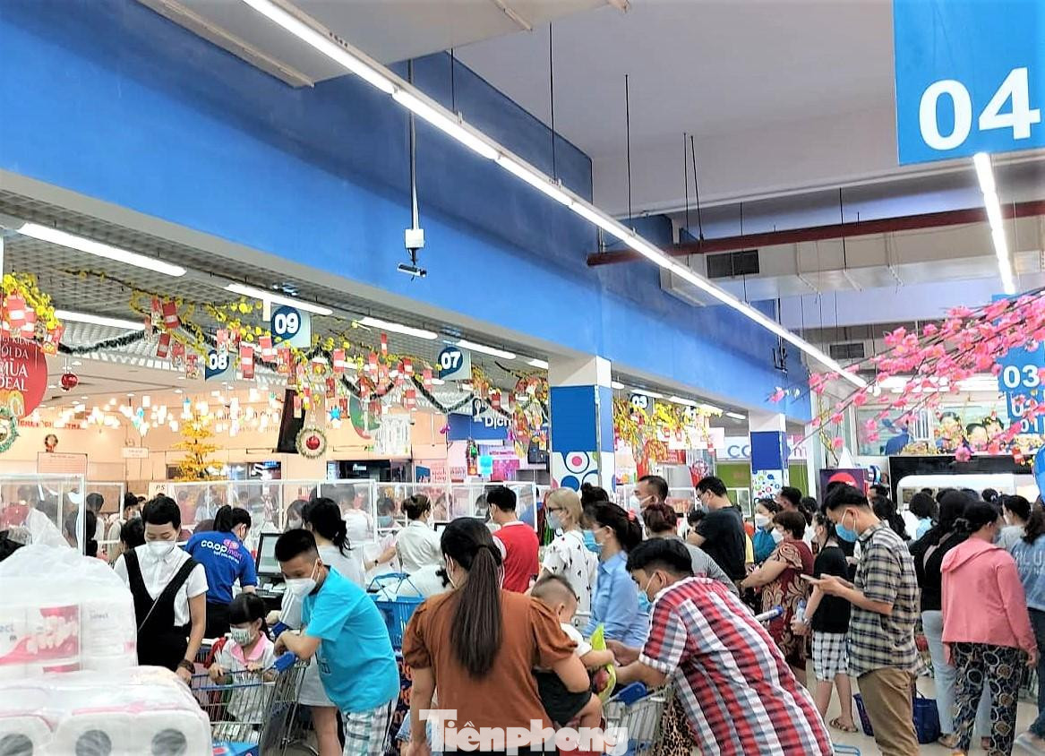 Ca mắc và tử vong do COVID-19 giảm sâu, người dân Bình Dương trở lại cuộc sống bình yên