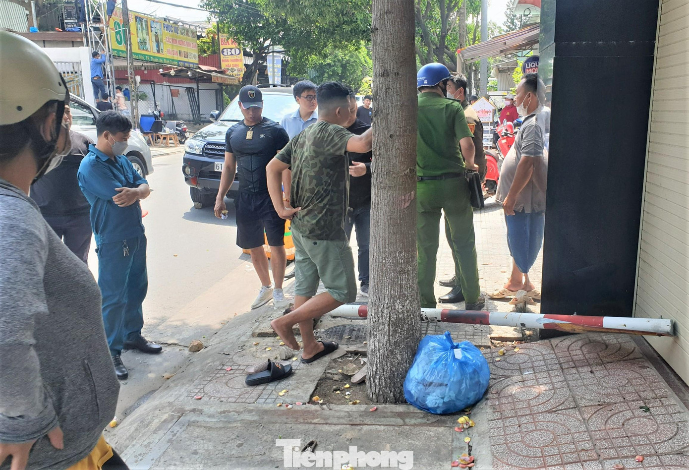 Biển báo giao thông bị xe 7 chỗ tông đổ Biển báo giao thông bị xe 7 chỗ tông đổ