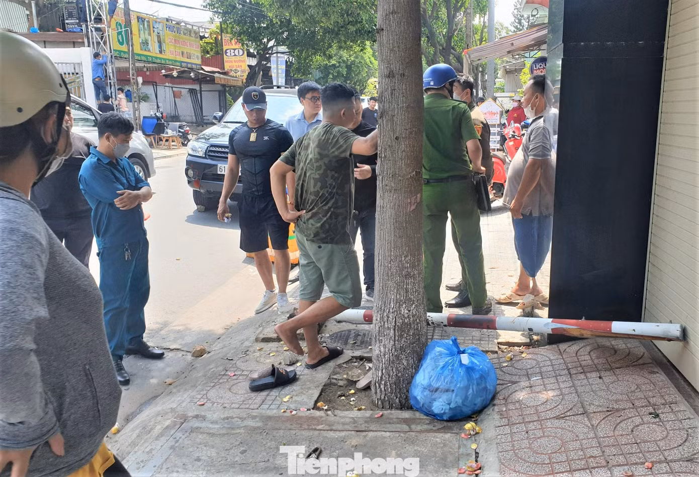 Biển báo giao thông bị xe 7 chỗ tông đổ