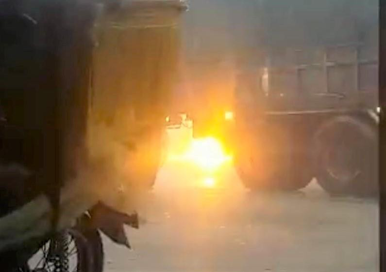 Dây điện bốc cháy sau khi rơi xuống đường Dây điện bốc cháy sau khi rơi xuống đường