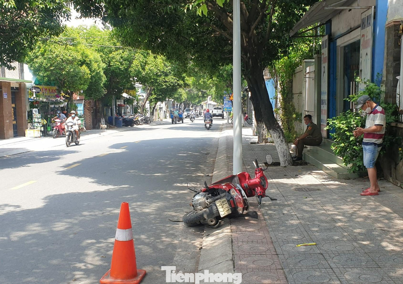 Chiếc xe máy bị tông trên đường Chiếc xe máy bị tông trên đường