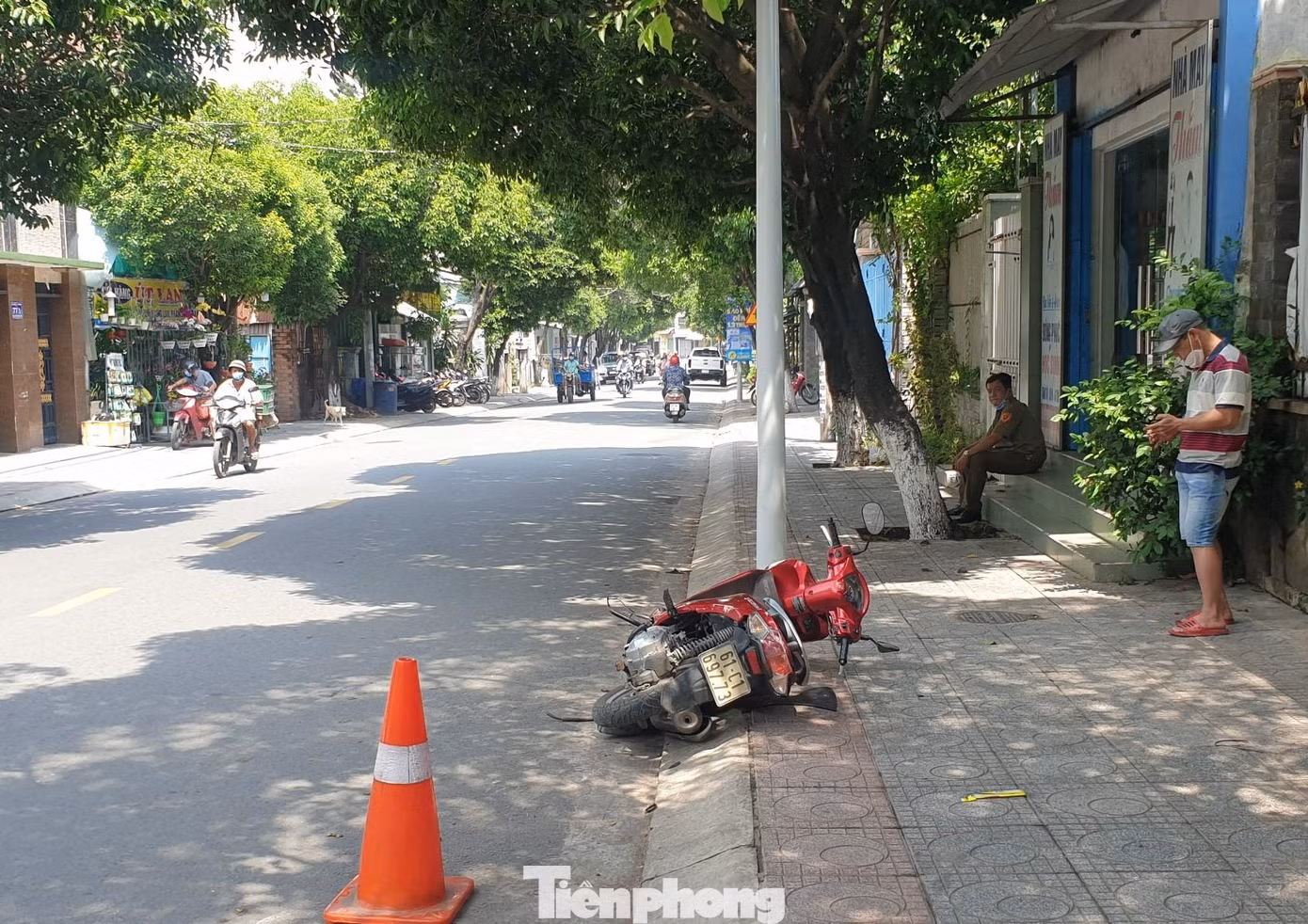 Chiếc xe máy bị tông trên đường