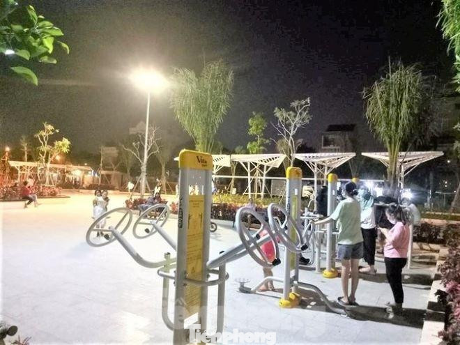 Người dân vui chơi tại công viên sau một ngày làm việc mệt mỏi