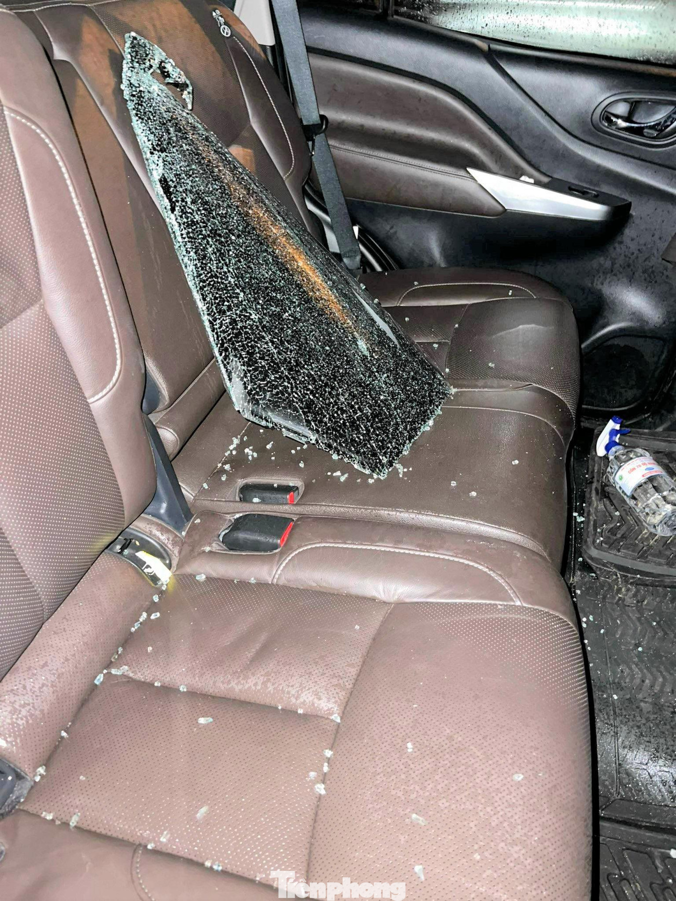 Chủ chiếc xe cho biết, số tiền 50.000 USD trong xe bị lấy mất Chủ chiếc xe cho biết, số tiền 50.000 USD trong xe bị lấy mất