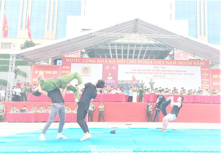 Pha khống chế đối tượng đẹp mắt của cảnh sát