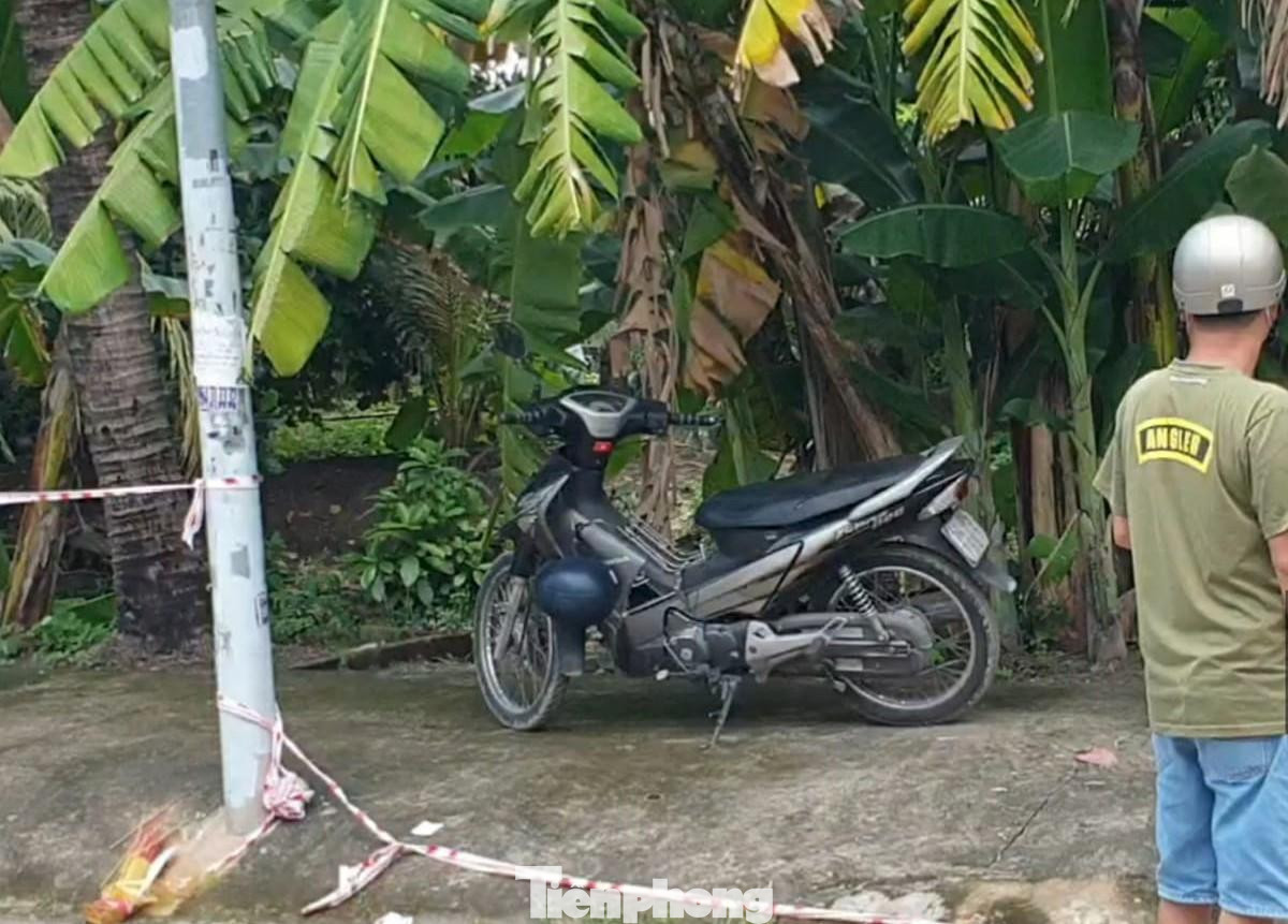 Chiếc xe máy trên bờ nghi của nạn nhân