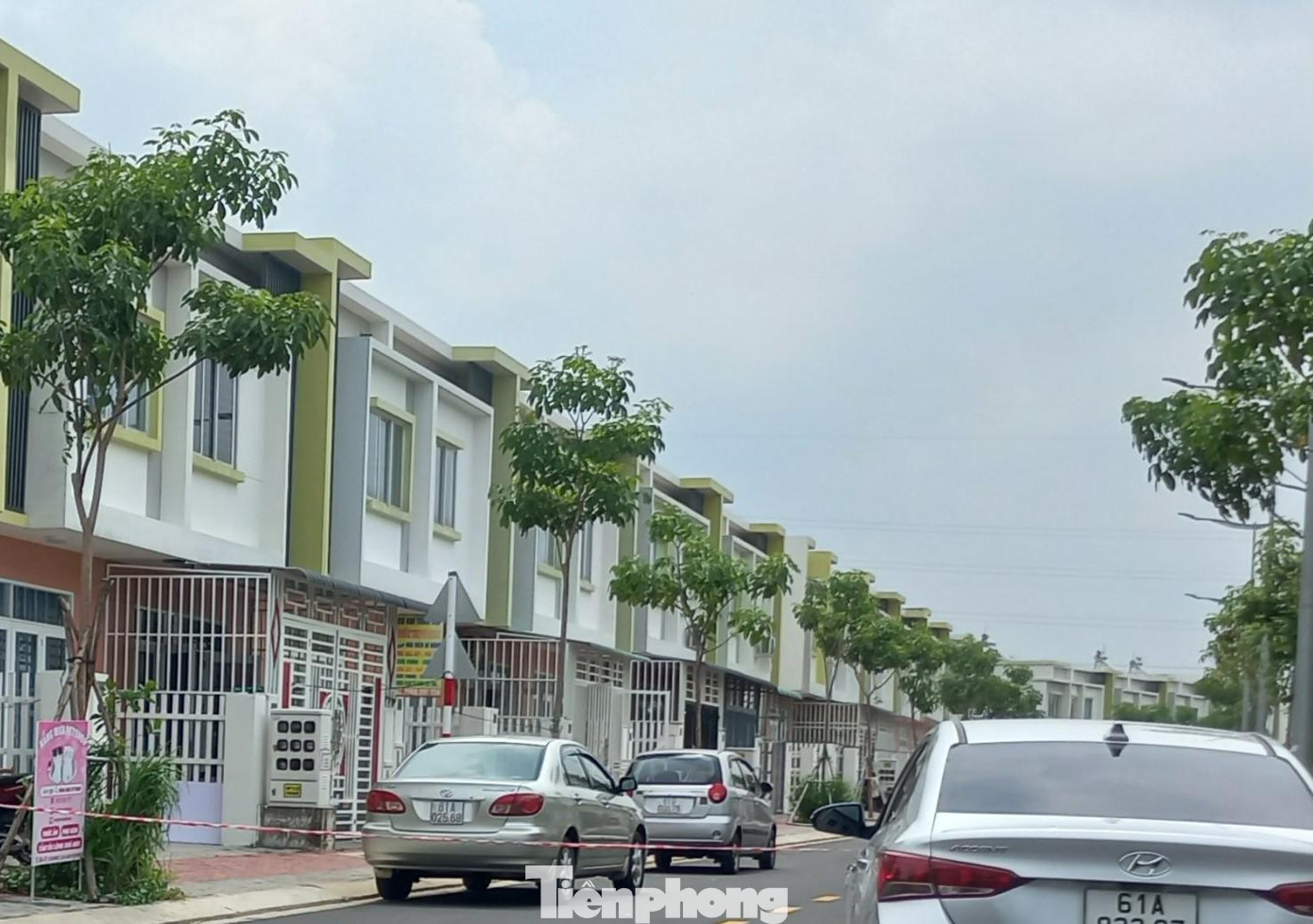 Công an phong tỏa đường vào 2 căn nhà có 2 người tử vong Công an phong tỏa đường vào 2 căn nhà có 2 người tử vong