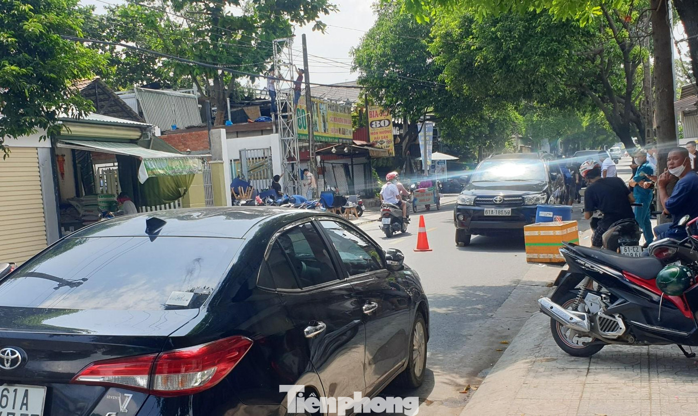 Chiếc ô tô 4 chỗ bị tông khi đang di chuyển Chiếc ô tô 4 chỗ bị tông khi đang di chuyển