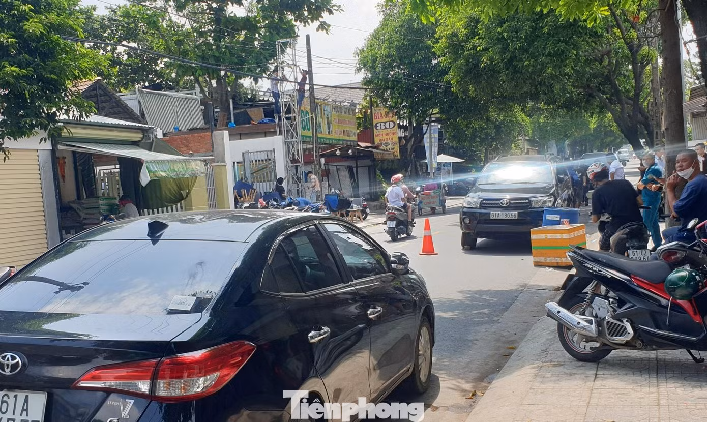 Chiếc ô tô 4 chỗ bị tông khi đang di chuyển