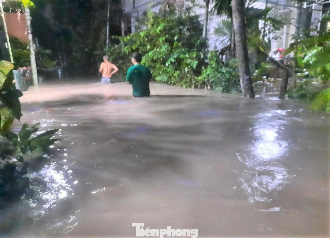 Trong khi đó, anh Nguyễn Bình Trọng (ngụ Bình Dương) cho biết thêm: “Ở đường TC2 thuộc phường Mỹ Phước, TX Bến Cát cứ trời mưa là đường ngập. Nước dưới cống dồn lên với lực rất mạnh cộng với nước mưa tạo thành dòng chảy lớn đến mức có thể cuốn trôi một chiếc ô tô dễ dàng”.