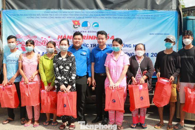 Tại chương trình, Ban Thường vụ Tỉnh đoàn Bình Dương đã trao tri ân cho 12 đơn vị đồng hành cùng Quỹ hỗ trợ Thanh niên có hoàn cảnh khó khăn tỉnh Bình Dương; tri ân các chủ doanh nghiệp đã có đóng góp tiêu biểu trong công tác chăm lo hỗ trợ thanh niên công nhân và lao động trẻ có hoàn cảnh khó khăn; Chính quyền thị xã Tân Uyên trao tri ân cho18 chủ nhà trọ tiêu biểu hỗ trợ thanh niên công nhân vượt qua đại dịch COVID-19 trên địa bàn.