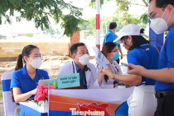 Tư vấn pháp luật, khám sức khỏe cho thanh niên công nhân