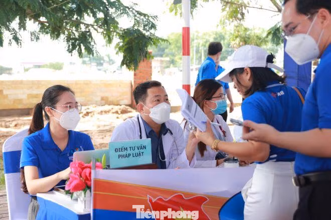 Tư vấn pháp luật, khám sức khỏe cho thanh niên công nhân
