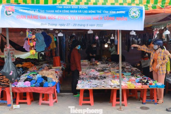 Gian hàng giá gốc và chợ "0 đồng" cho thanh niên công nhân