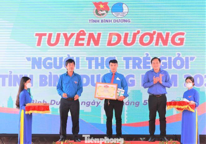 Đồng thời, trong khuôn khổ chương trình, Ban Thường vụ Tỉnh đoàn Bình Dương tổ chức tuyên dương 5 gương “Người thợ trẻ giỏi” tỉnh Bình Dương năm 2022, vinh hạnh hơn năm 2022 Bình Dương có 1 gương “Người thợ trẻ giỏi” được công nhận từ Trung ương Đoàn TNCS Hồ Chí Minh; Trao tuyên dương cho 21 cá nhân là cán bộ, công chức, viên chức trẻ giỏi tỉnh Bình Dương năm 2022; Tuyên dương 15 anh, chị là Bí thư Chi đoàn, Chi hội trưởng, Chủ nhiệm các Câu lạc bộ, đội nhóm thanh niên công nhân tiêu biểu trên địa bàn tỉnh Bình Dương.