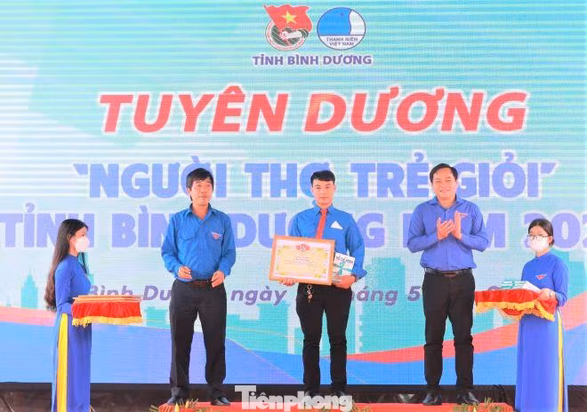 Đồng thời, trong khuôn khổ chương trình, Ban Thường vụ Tỉnh đoàn Bình Dương tổ chức tuyên dương 5 gương “Người thợ trẻ giỏi” tỉnh Bình Dương năm 2022, vinh hạnh hơn năm 2022 Bình Dương có 1 gương “Người thợ trẻ giỏi” được công nhận từ Trung ương Đoàn TNCS Hồ Chí Minh; Trao tuyên dương cho 21 cá nhân là cán bộ, công chức, viên chức trẻ giỏi tỉnh Bình Dương năm 2022; Tuyên dương 15 anh, chị là Bí thư Chi đoàn, Chi hội trưởng, Chủ nhiệm các Câu lạc bộ, đội nhóm thanh niên công nhân tiêu biểu trên địa bàn tỉnh Bình Dương.