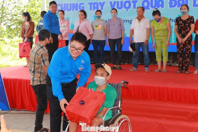 Bên cạnh đó, Ban Thường vụ Tỉnh đoàn Bình Dương đã trao Quỹ hỗ trợ Thanh niên có hoàn cảnh khó khăn cho 7 anh, chị nhằm kịp thời hỗ trợ thanh niên công nhân, con em thanh niên công nhân khắc phục khó khăn trong cuộc sống; Trao tượng trưng 30 suất quà hỗ trợ từ chương trình “Triệu túi an sinh” và Nghìn giỏ quà san sẻ yêu thương – Chung tay vượt qua đại dịch COVID-19 với tổng trị giá hơn 20 triệu đồng.