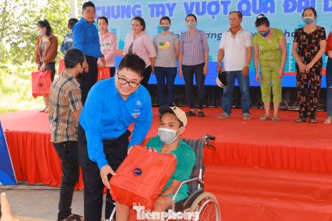 Bên cạnh đó, Ban Thường vụ Tỉnh đoàn Bình Dương đã trao Quỹ hỗ trợ Thanh niên có hoàn cảnh khó khăn cho 7 anh, chị nhằm kịp thời hỗ trợ thanh niên công nhân, con em thanh niên công nhân khắc phục khó khăn trong cuộc sống; Trao tượng trưng 30 suất quà hỗ trợ từ chương trình “Triệu túi an sinh” và Nghìn giỏ quà san sẻ yêu thương – Chung tay vượt qua đại dịch COVID-19 với tổng trị giá hơn 20 triệu đồng.