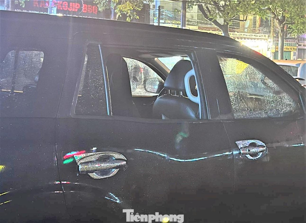 Chiếc xe bị đập vỡ kính Chiếc xe bị đập vỡ kính